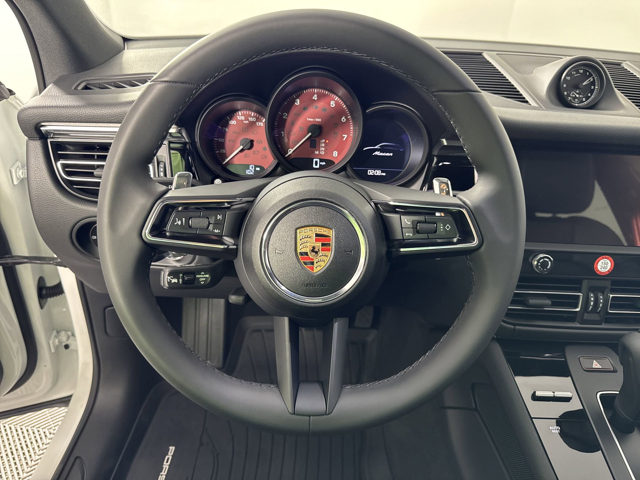 Used 2025 Porsche Macan image 18