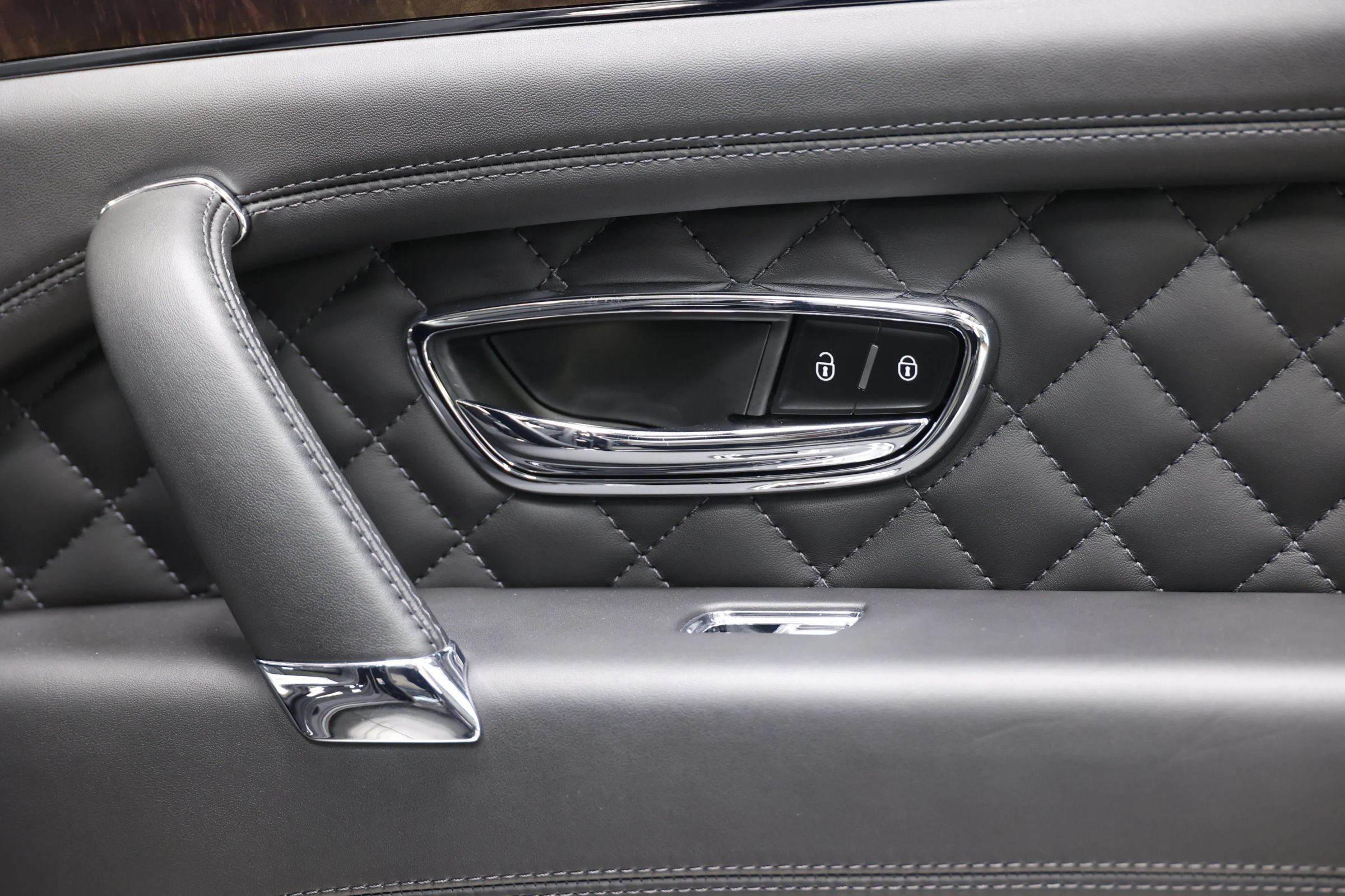 Used 2020 Bentley Bentayga Plug-In Hybrid AWD/4WD image 92