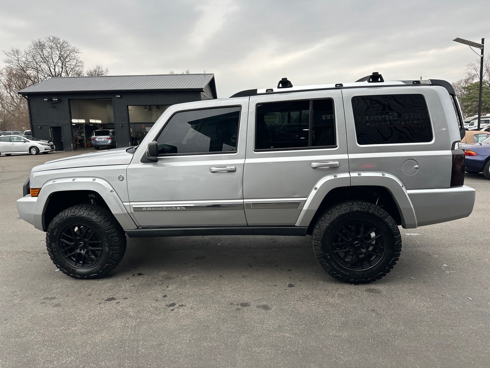 Used 2006 Jeep Commander Limited AWD/4WD image 11