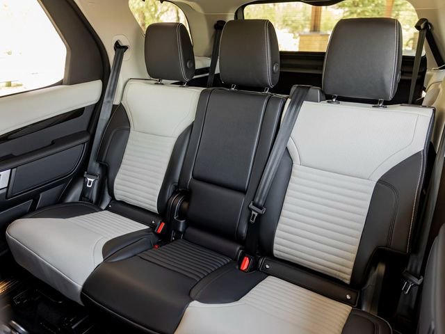 Used 2025 Land Rover Discovery S image 21