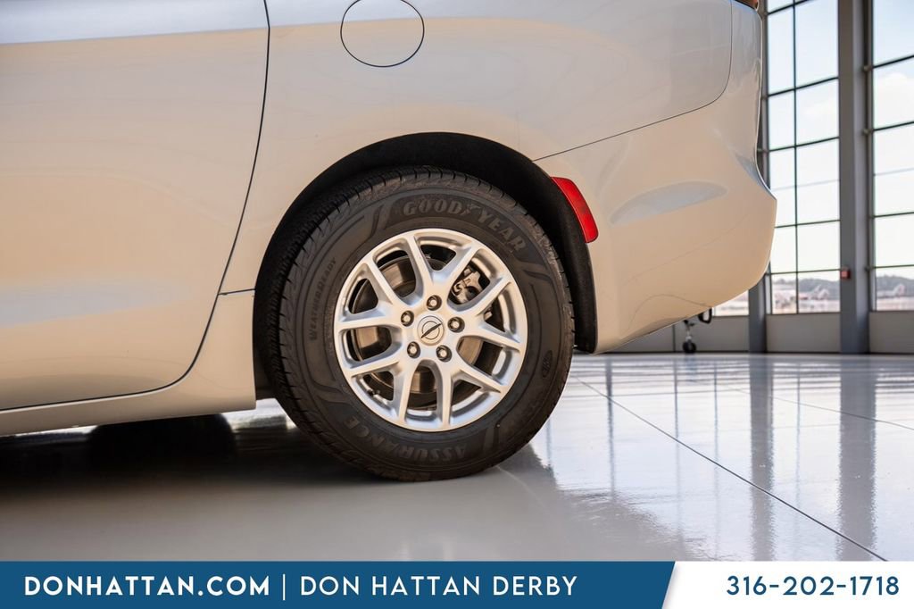 Used 2023 Chrysler Pacifica Touring-L FWD image 39