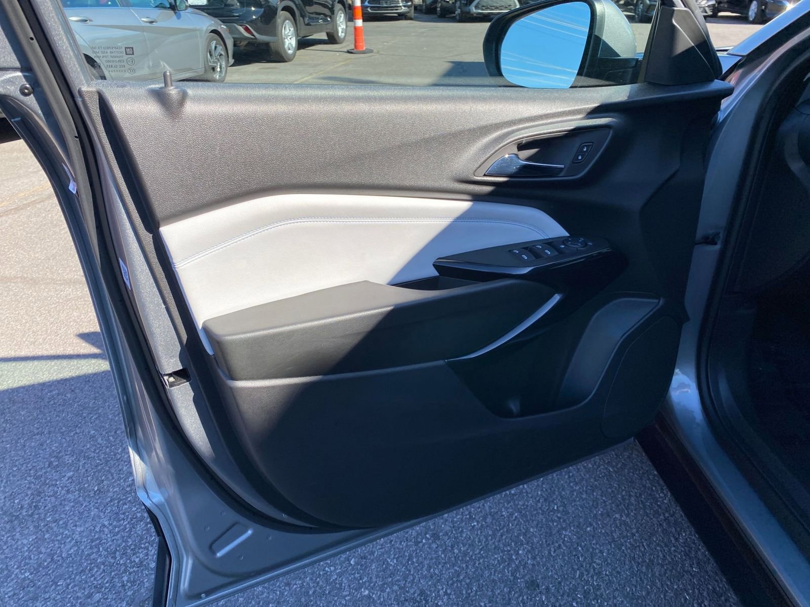 Used 2025 Chevrolet Trax LT FWD image 18