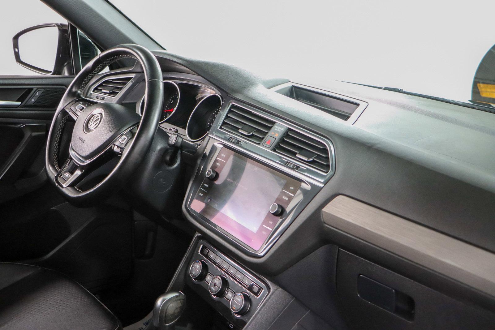 Used 2021 Volkswagen Tiguan SE R-Line image 26