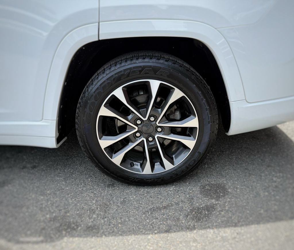 Used 2022 Jeep Grand Cherokee L Overland w/ Advanced Protech Group III AWD/4WD image 16