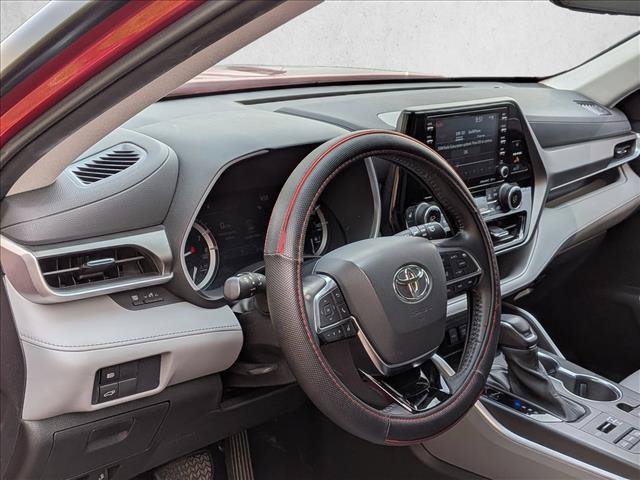 Used 2021 Toyota Highlander XLE AWD/4WD image 9