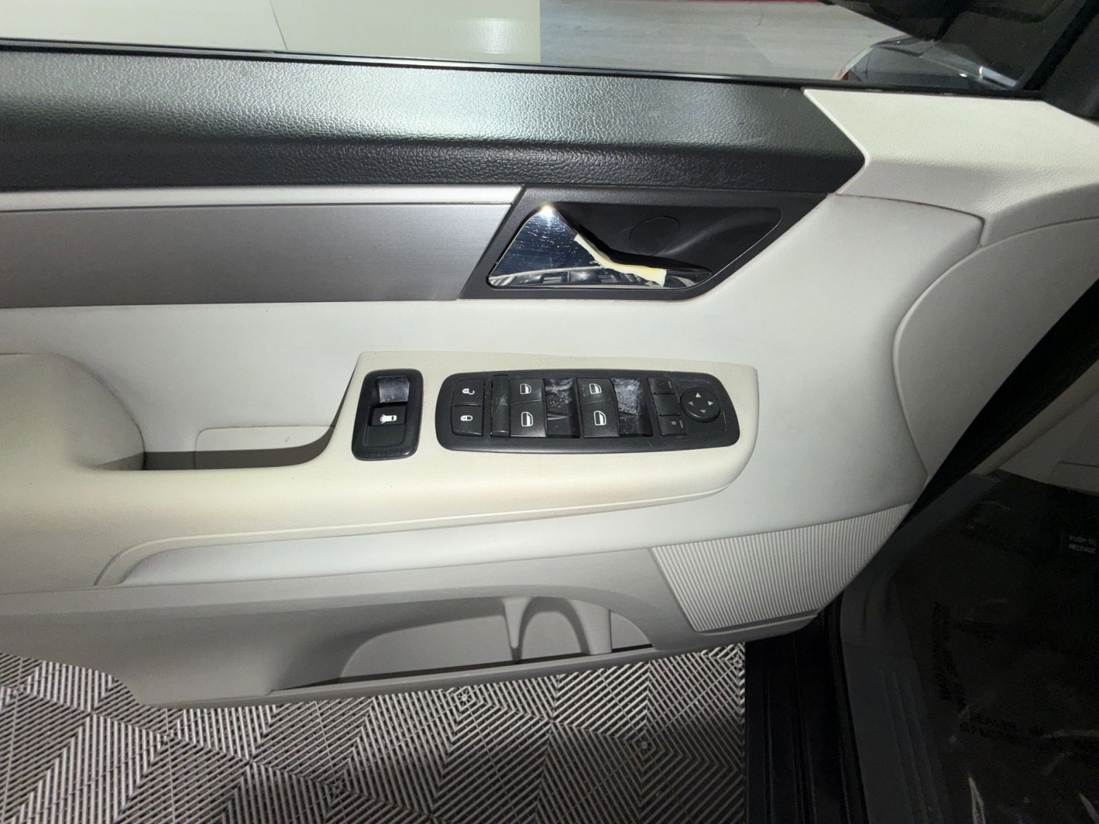 Used 2011 Volkswagen Routan SE image 15