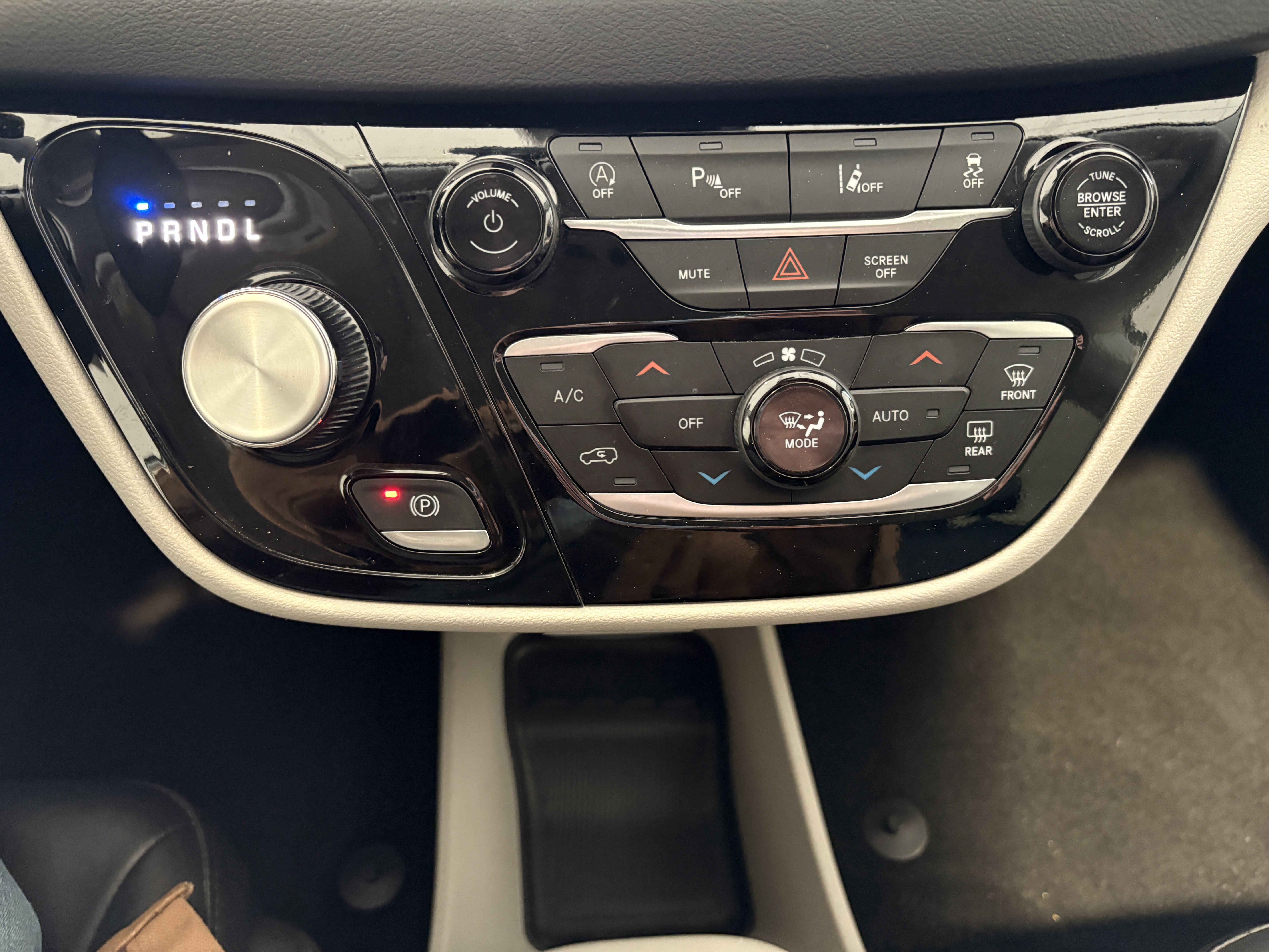 Used 2024 Chrysler Pacifica Touring-L image 18