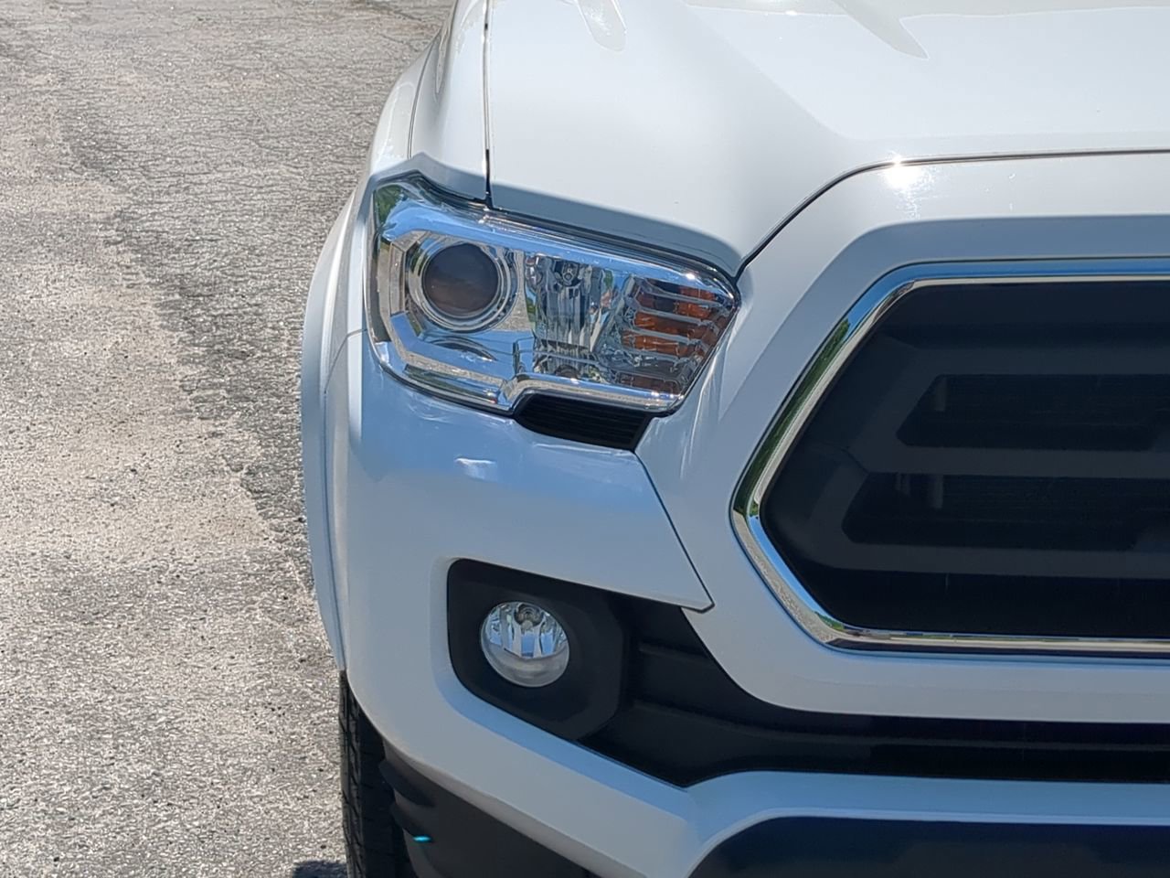 Used 2022 Toyota Tacoma SR5 w/ Technology Package image 8
