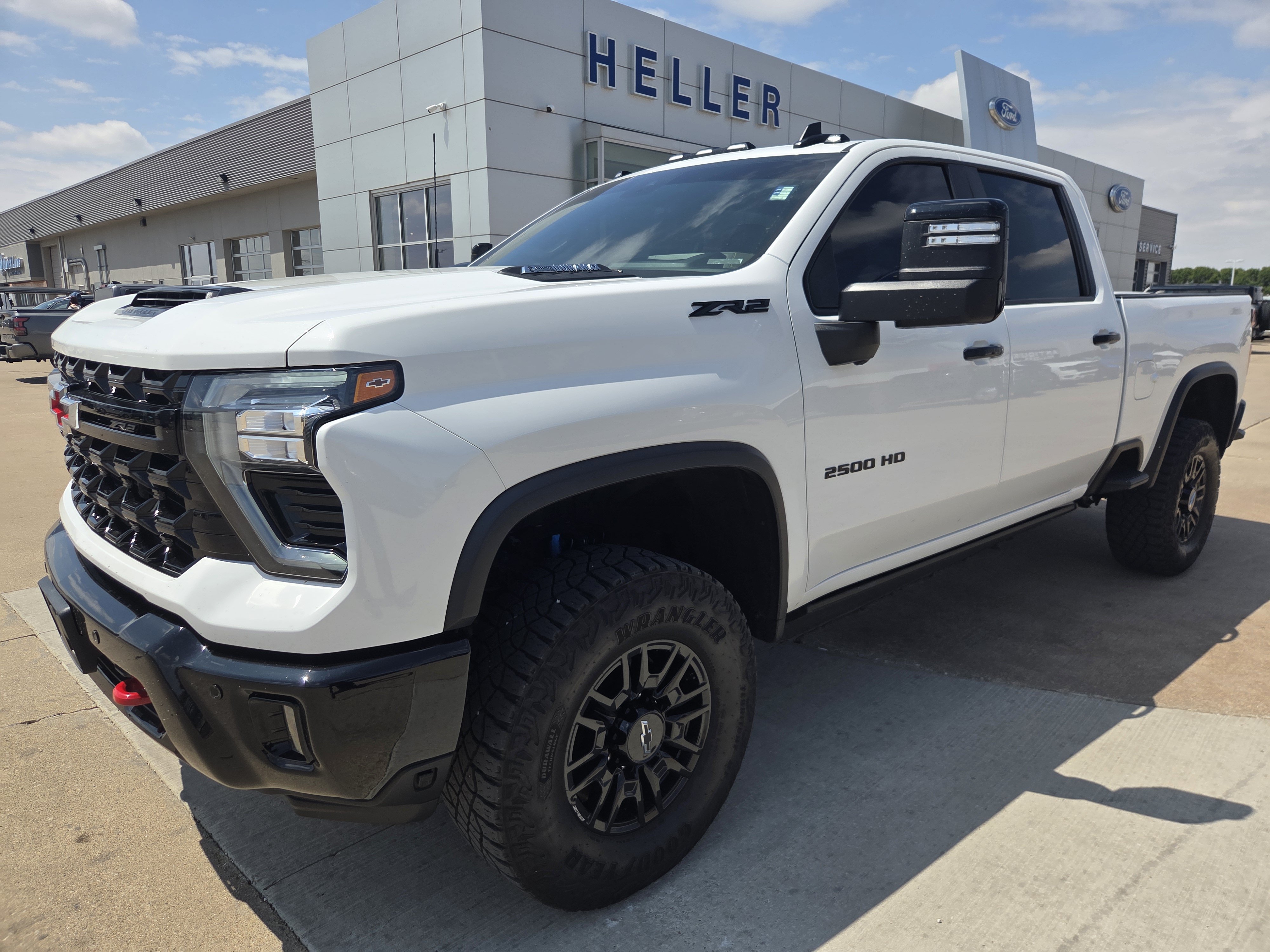 Used 2025 Chevrolet Silverado 2500 ZR2 w/ Technology Package AWD/4WD image 3