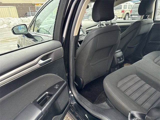 Used 2017 Ford Fusion SE w/ Fusion SE Technology Package image 14