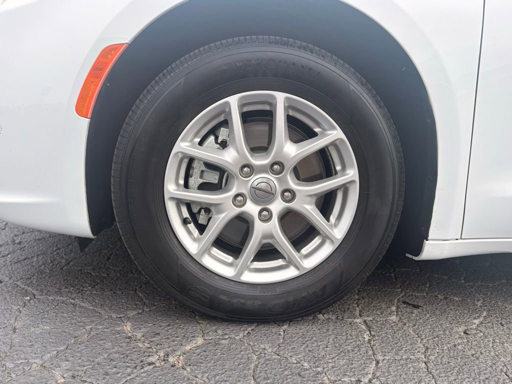 Used 2023 Chrysler Pacifica Touring-L FWD image 9