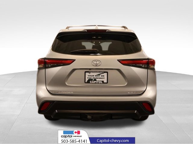 Used 2022 Toyota Highlander XLE AWD/4WD image 3