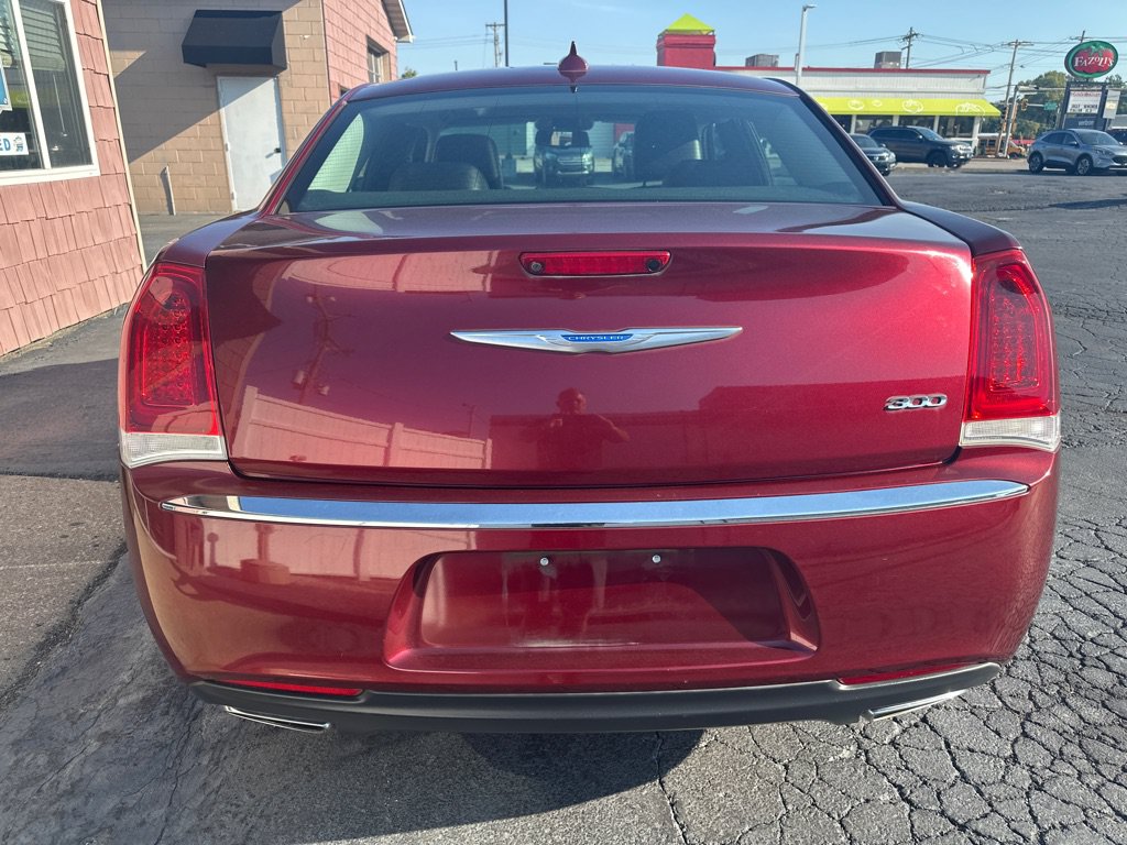 Used 2018 Chrysler 300 Touring L RWD image 4