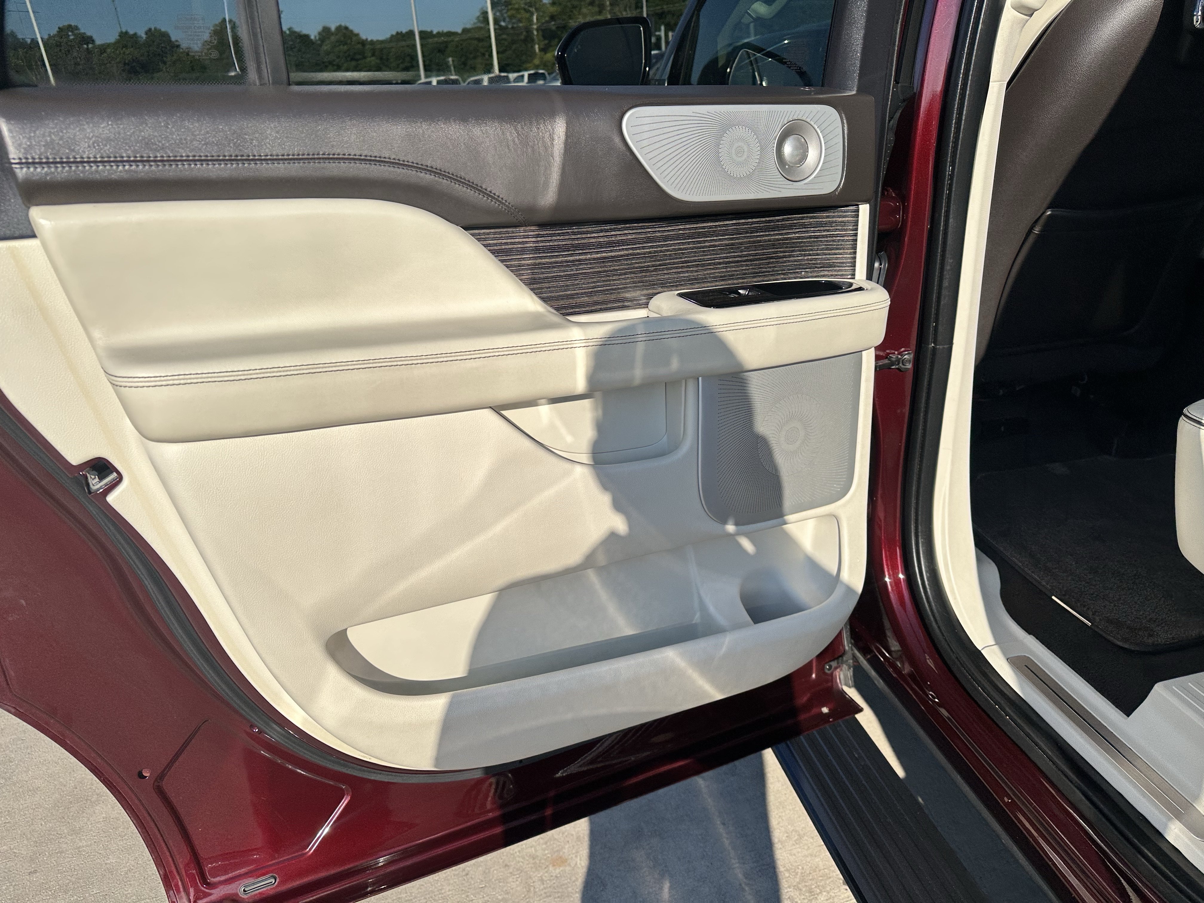 Used 2021 Lincoln Navigator L Black Label w/ Cargo Convenience Package AWD/4WD image 9