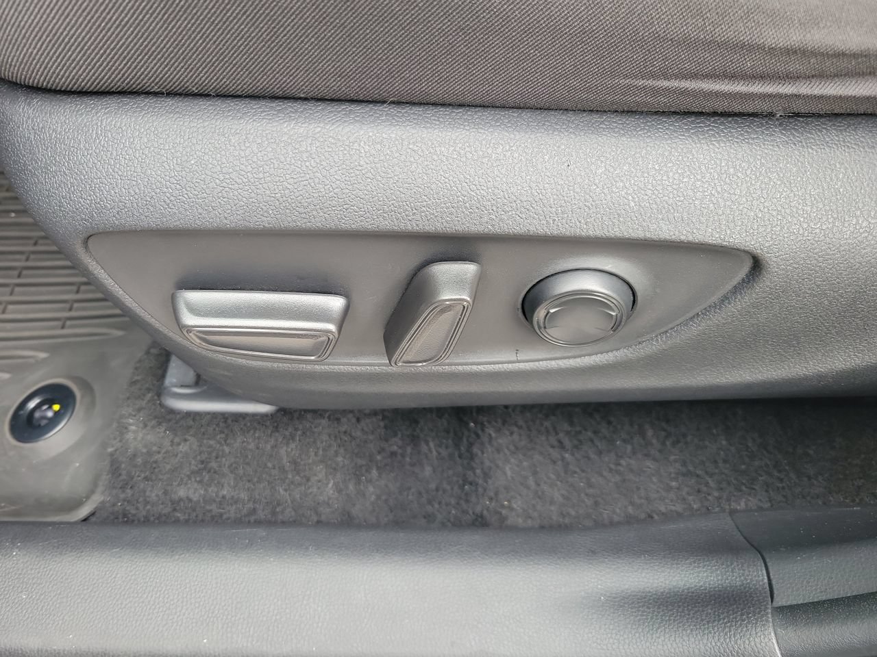 Used 2024 Toyota RAV4 XLE w/ Convenience Package FWD image 18
