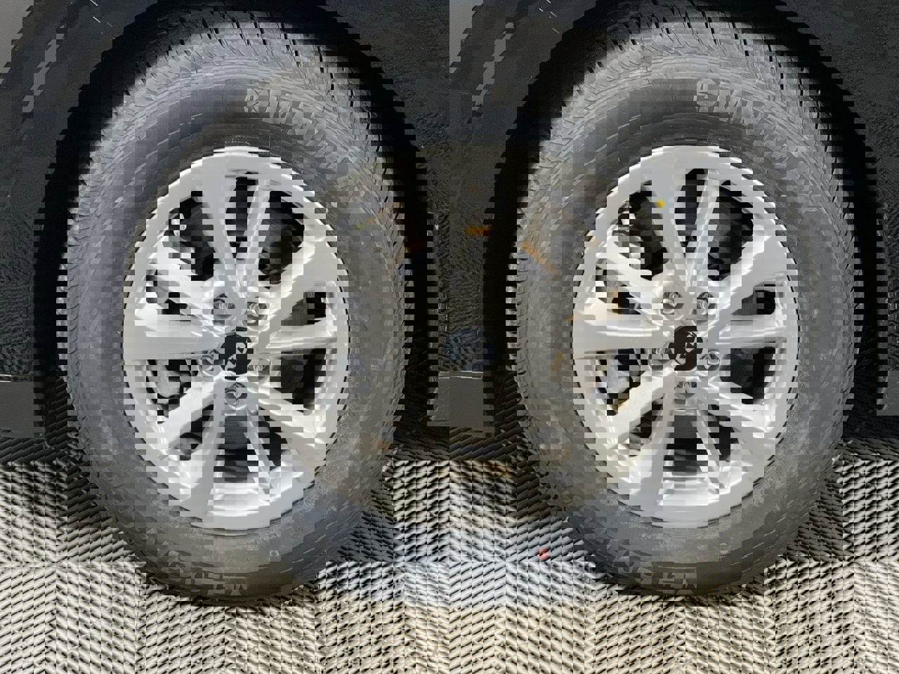 Used 2023 Kia Carnival LX image 11