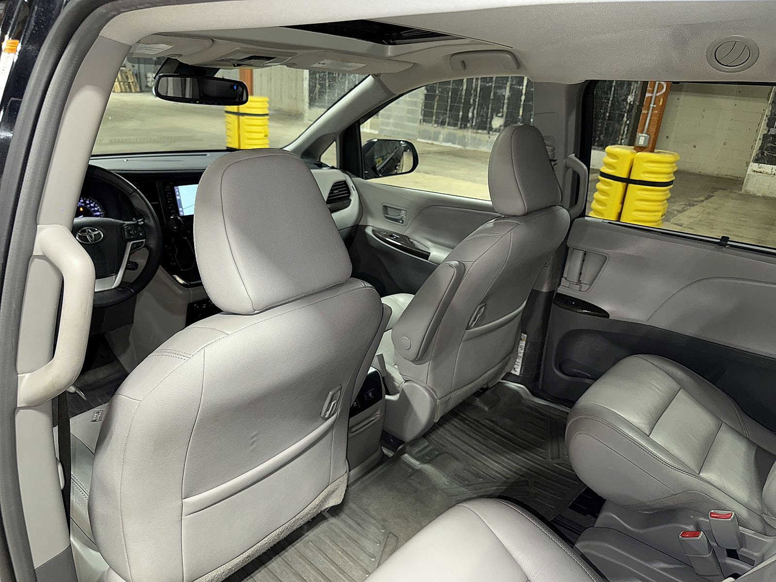 Used 2018 Toyota Sienna XLE w/ XLE Navigation Package image 31