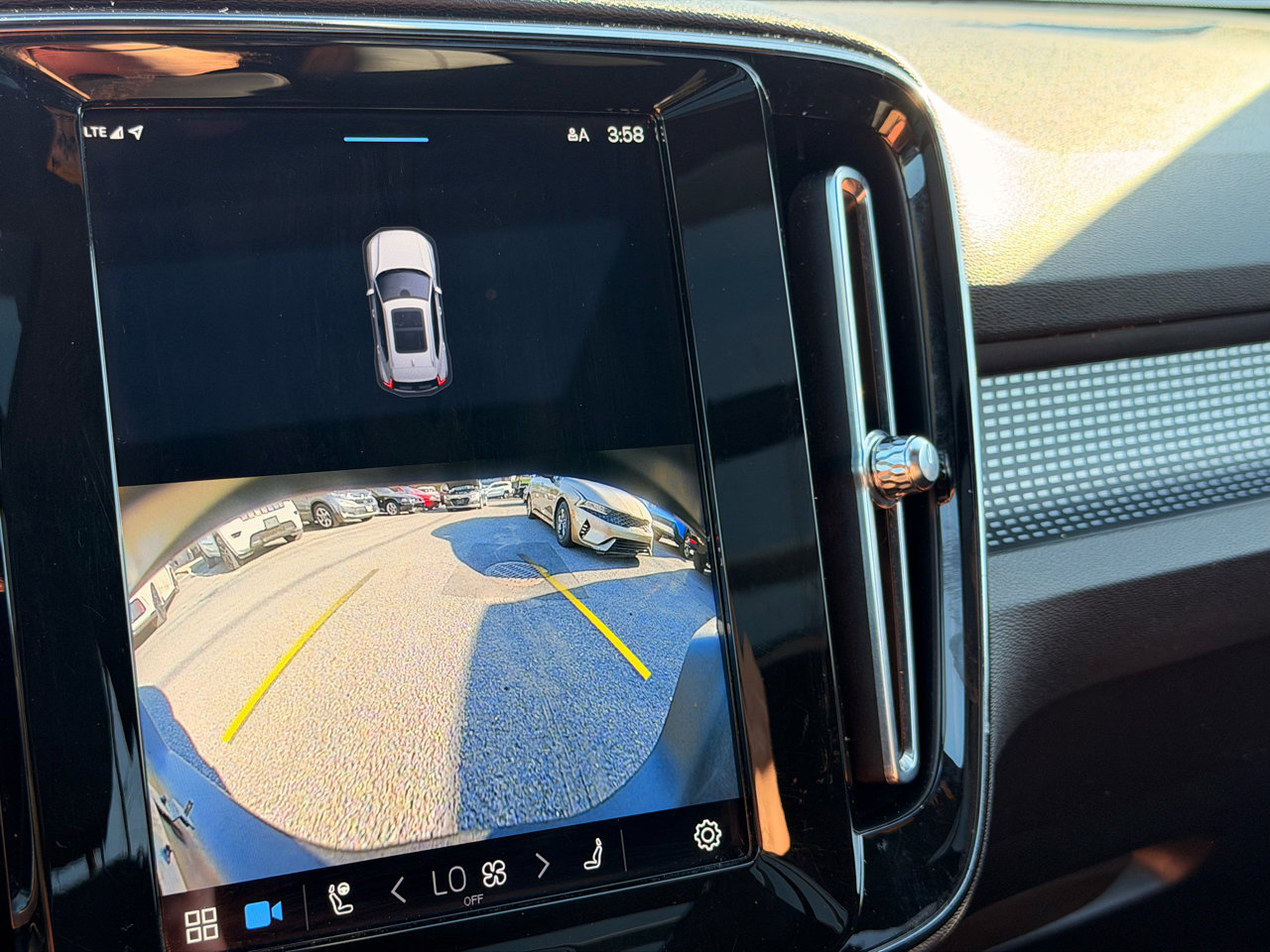 Used 2022 Volvo XC40 P8 Recharge Plus image 28
