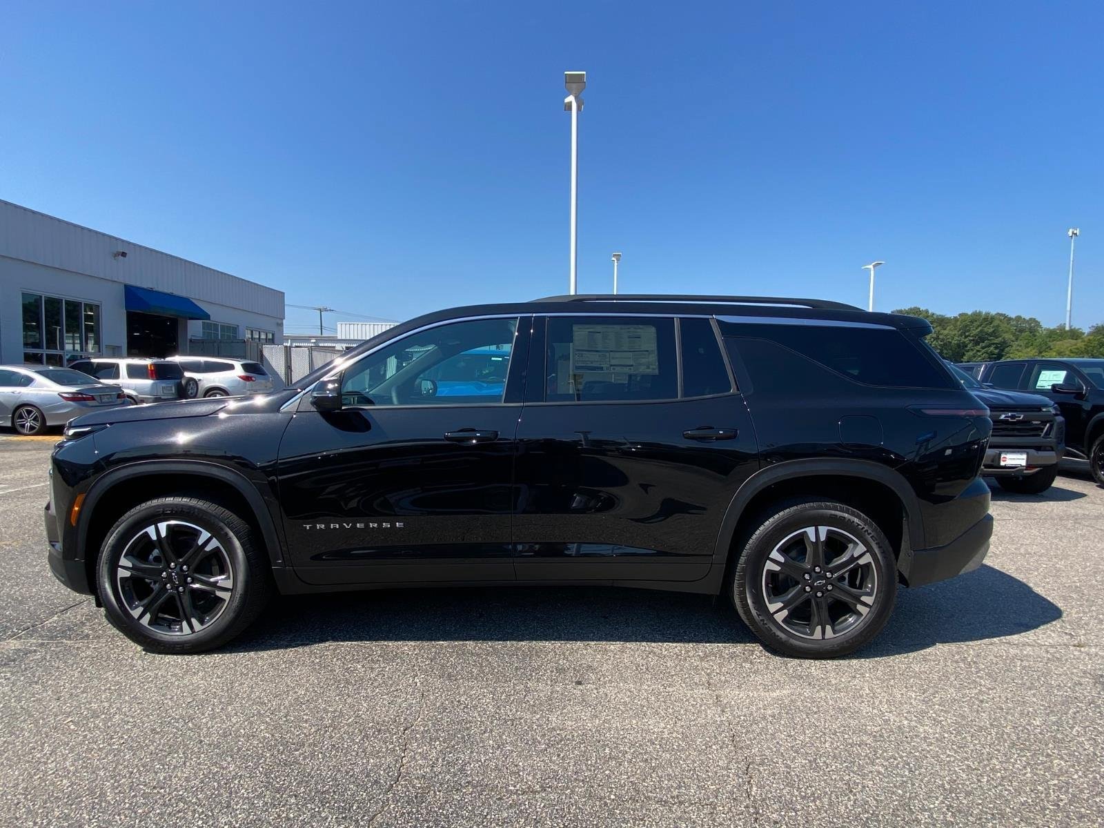 New 2027 Chevrolet Traverse LT w/ Sun and Wheel Package FWD image 3