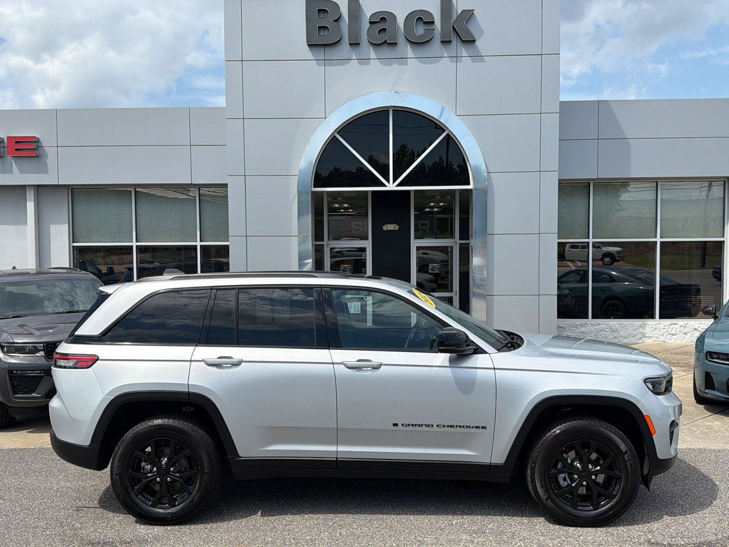 Used 2024 Jeep Grand Cherokee Altitude AWD/4WD image 3