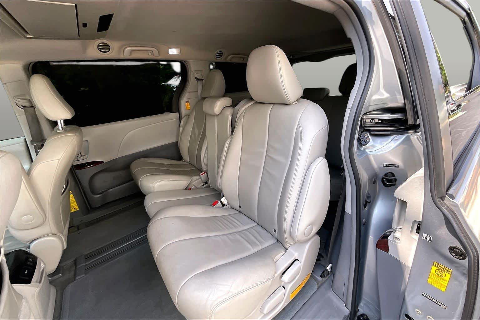Used 2014 Toyota Sienna XLE w/ Entertainment Package FWD image 21