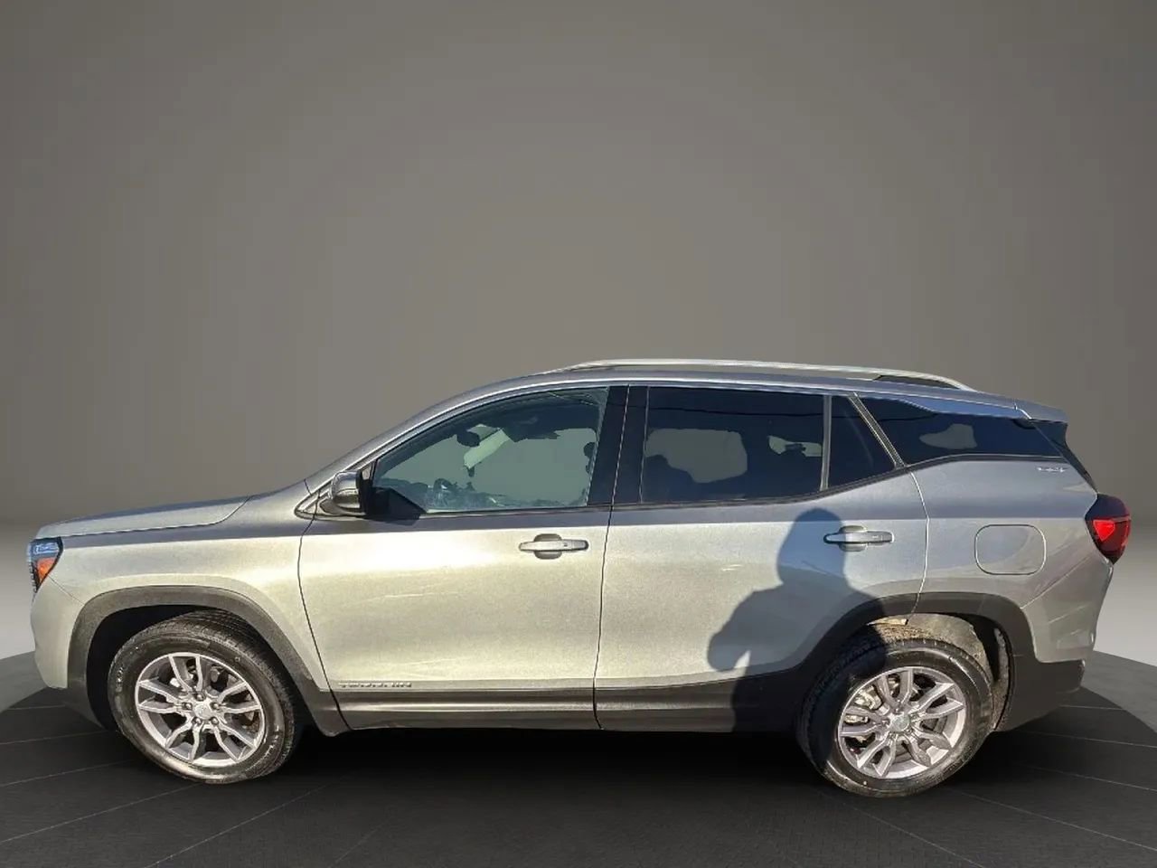 Used 2024 GMC Terrain SLT image 8