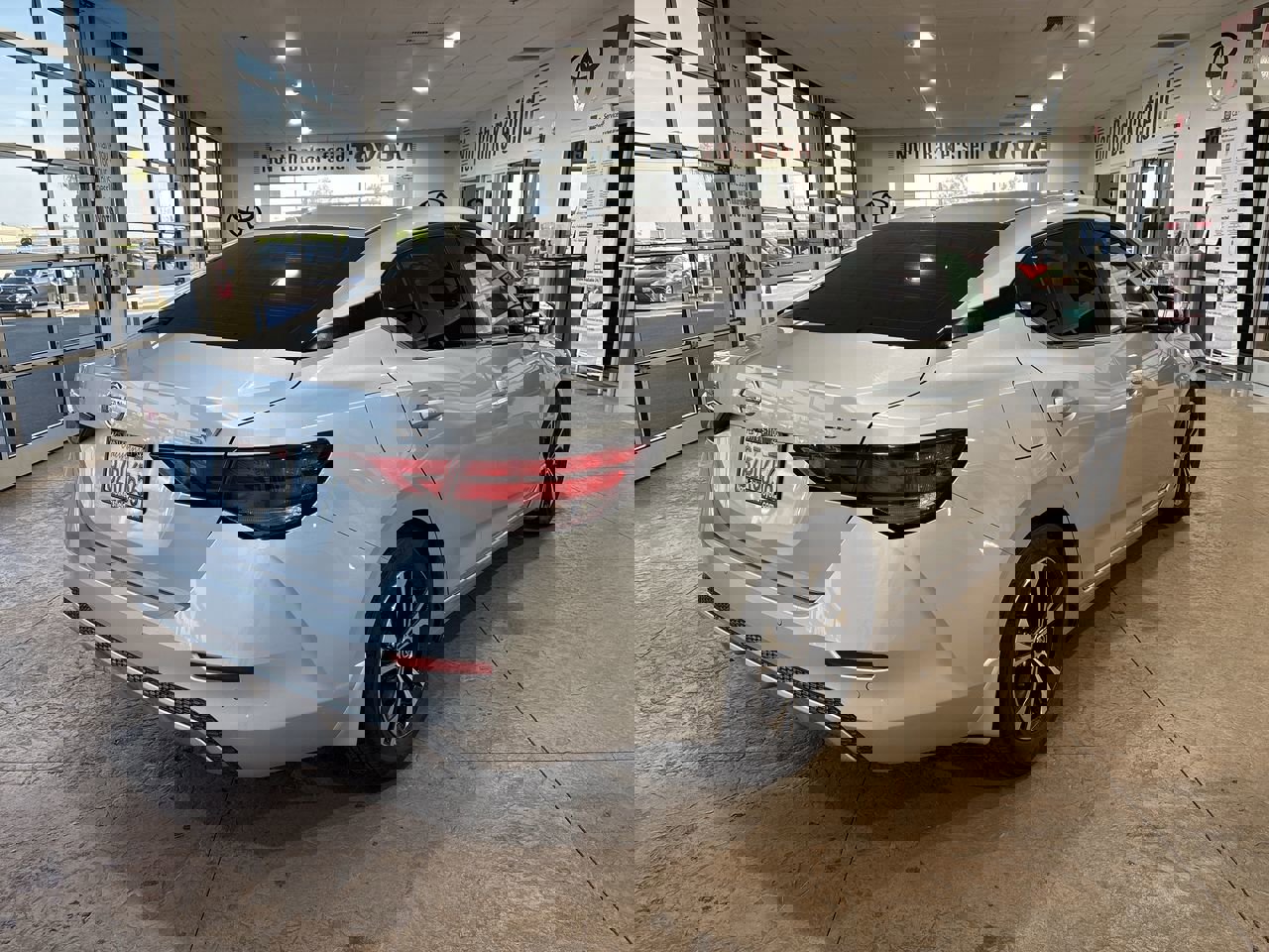 Used 2022 Nissan Sentra SV image 2