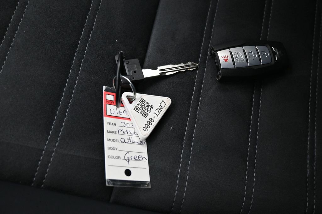Used 2025 Mitsubishi Outlander SE AWD/4WD image 30