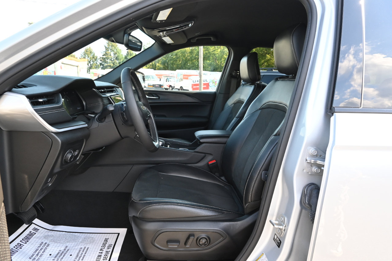 Used 2024 Jeep Grand Cherokee L Laredo image 16