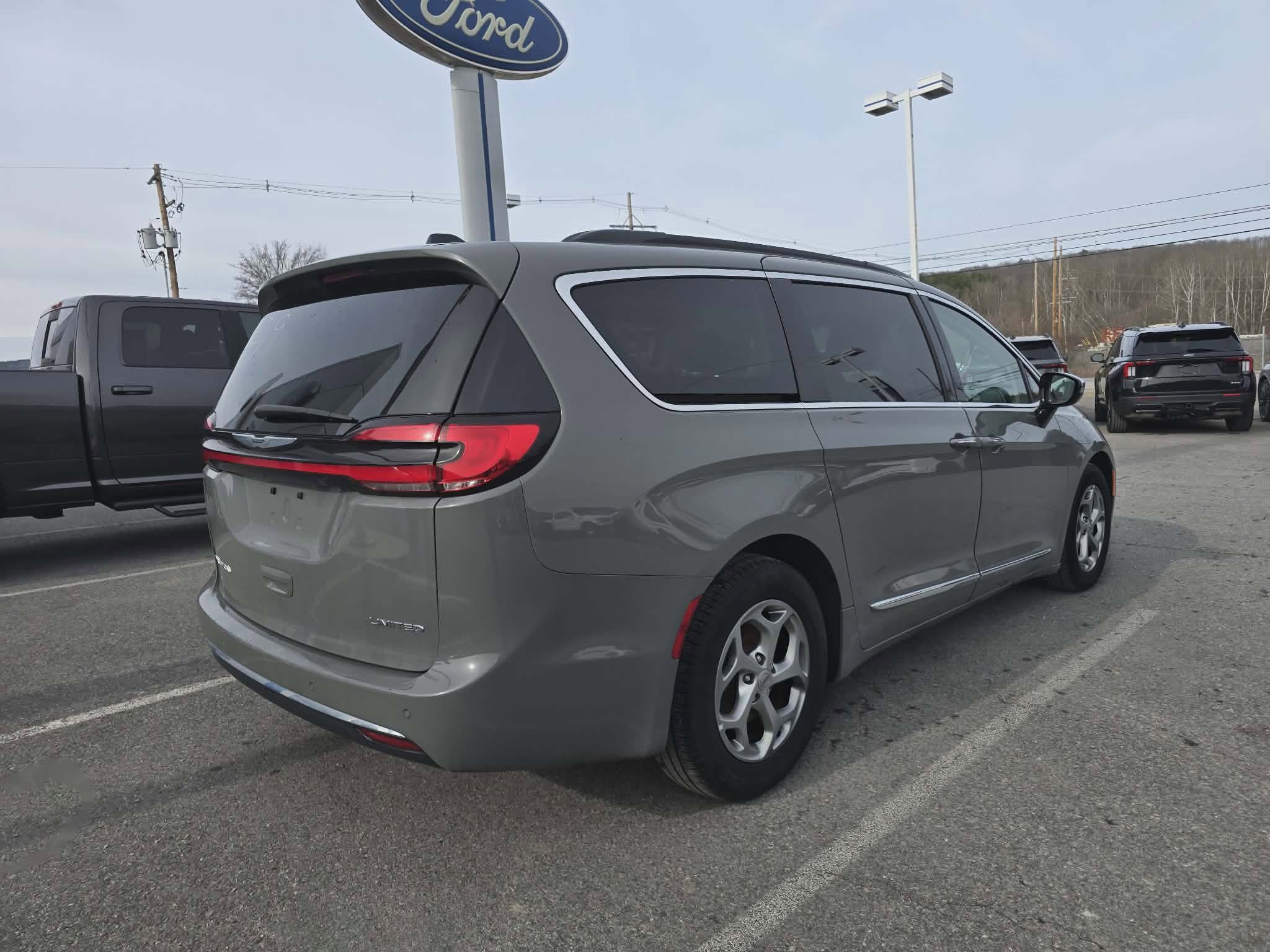 Used 2023 Chrysler Pacifica Limited FWD image 3