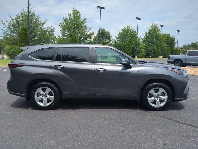 Used 2024 Toyota Highlander LE AWD/4WD image 3