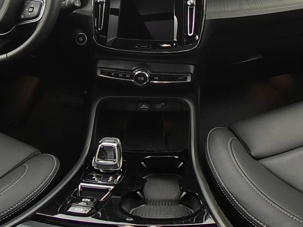 Used 2025 Volvo XC40 B5 Plus image 19