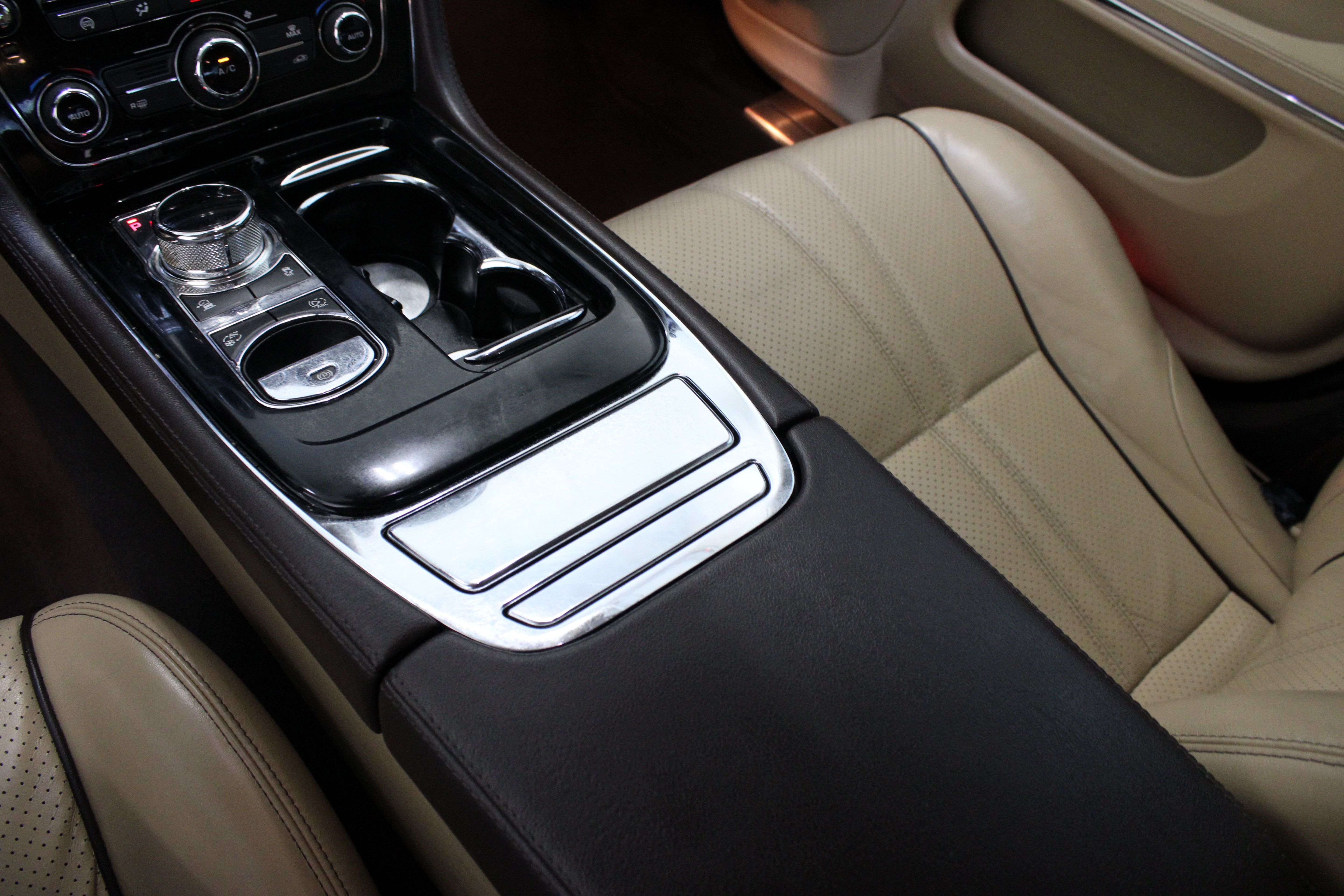 Used 2016 Jaguar XJ R-Sport RWD image 17