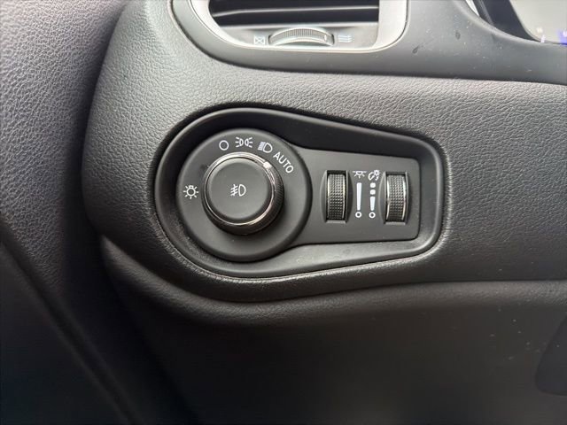 Used 2020 Jeep Renegade Latitude w/ Cold Weather Group image 21