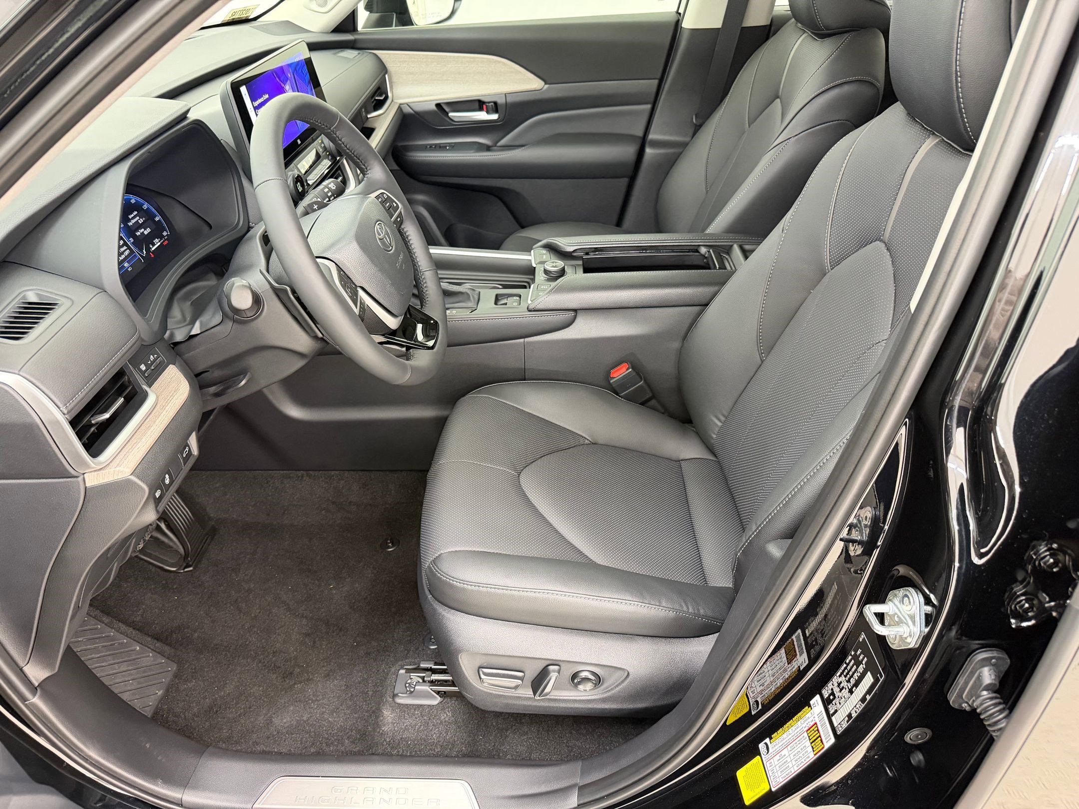 Used 2026 Toyota Grand Highlander Platinum image 4