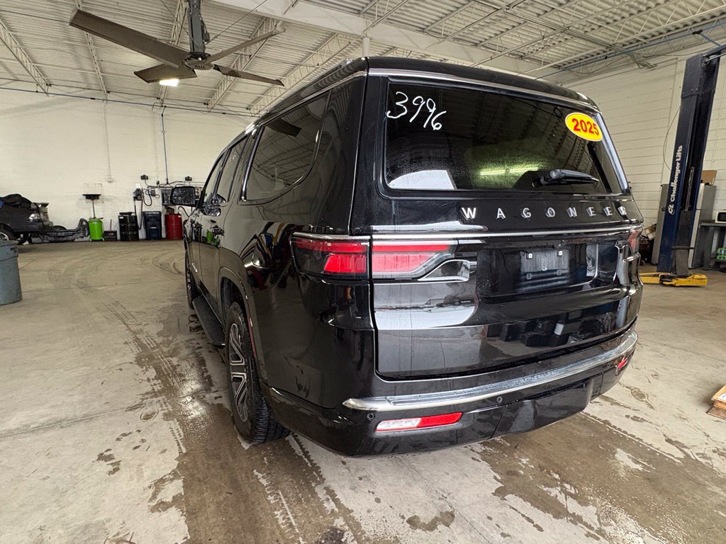 Used 2025 Jeep Wagoneer Series II w/ 8-Passenger Seating Package AWD/4WD image 5