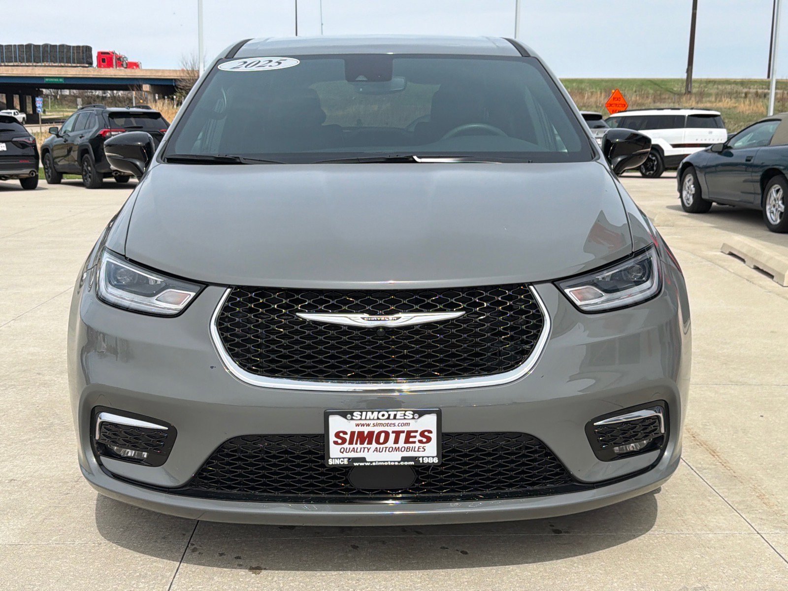 Used 2025 Chrysler Pacifica Select FWD image 3
