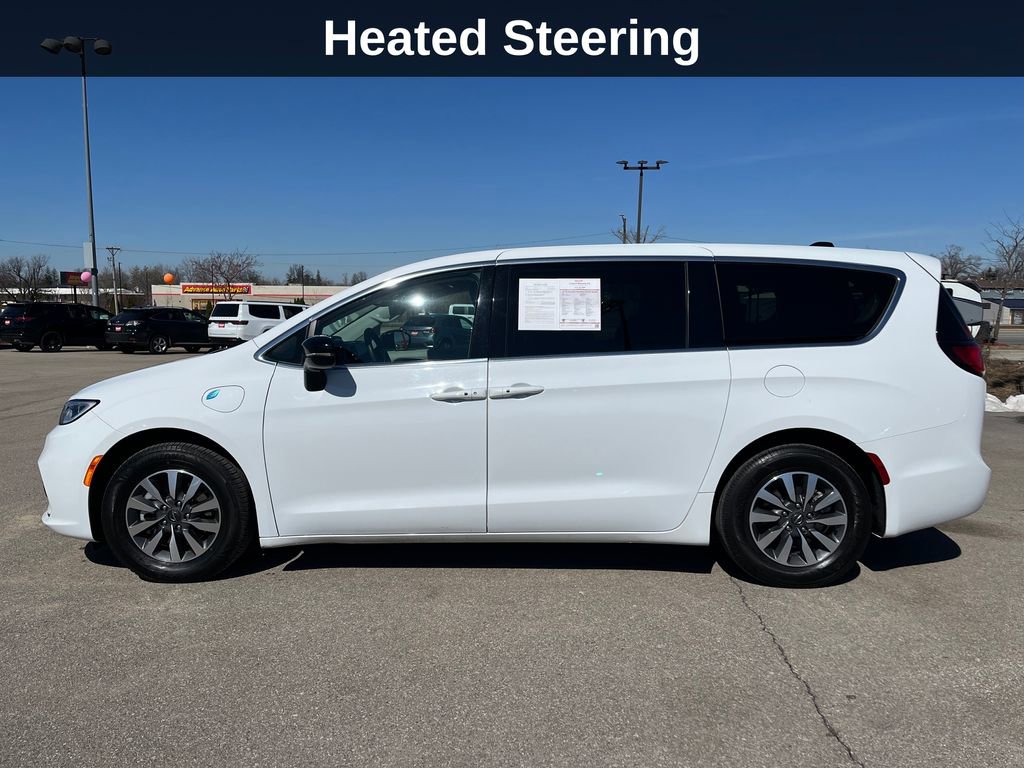 Used 2024 Chrysler Pacifica Select image 2