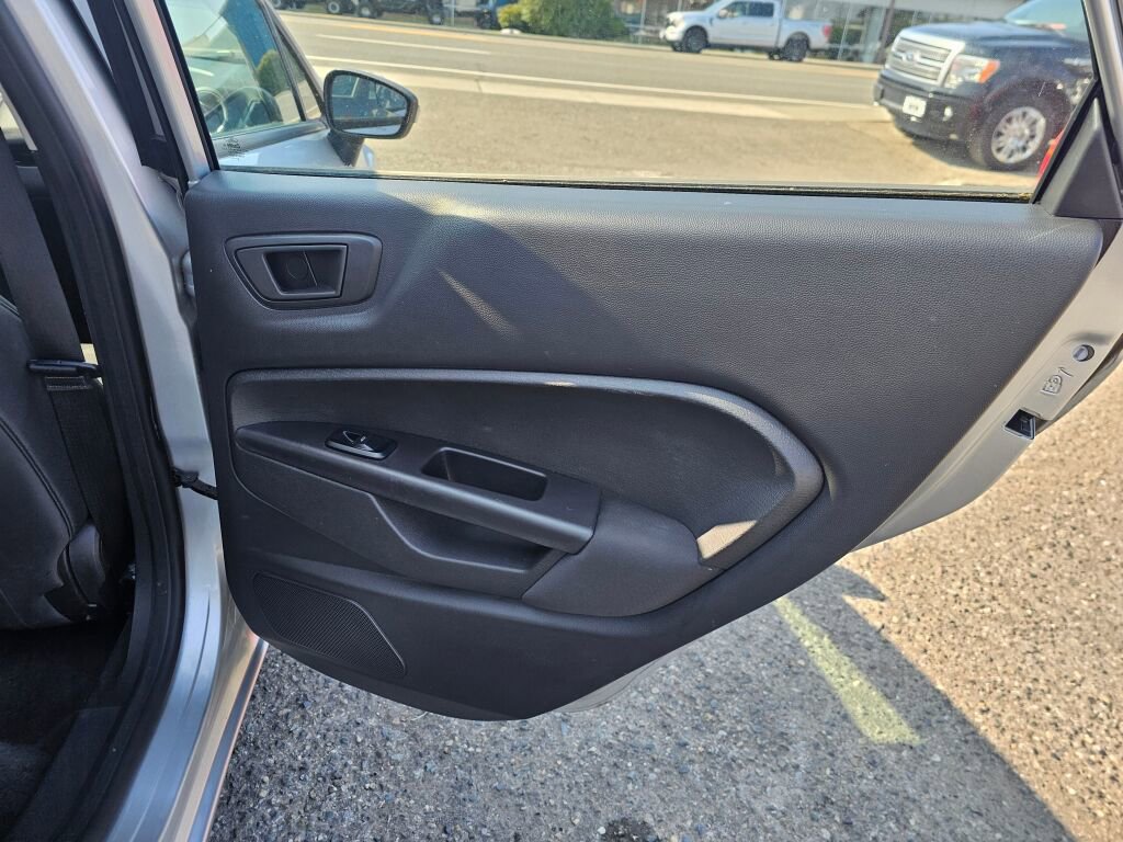 Used 2013 Ford Fiesta SE image 14