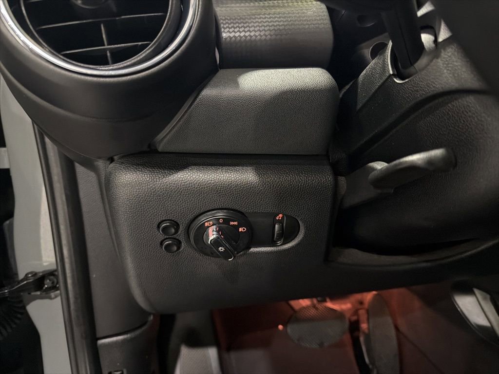 Used 2018 MINI Cooper 4-Door Hardtop image 16