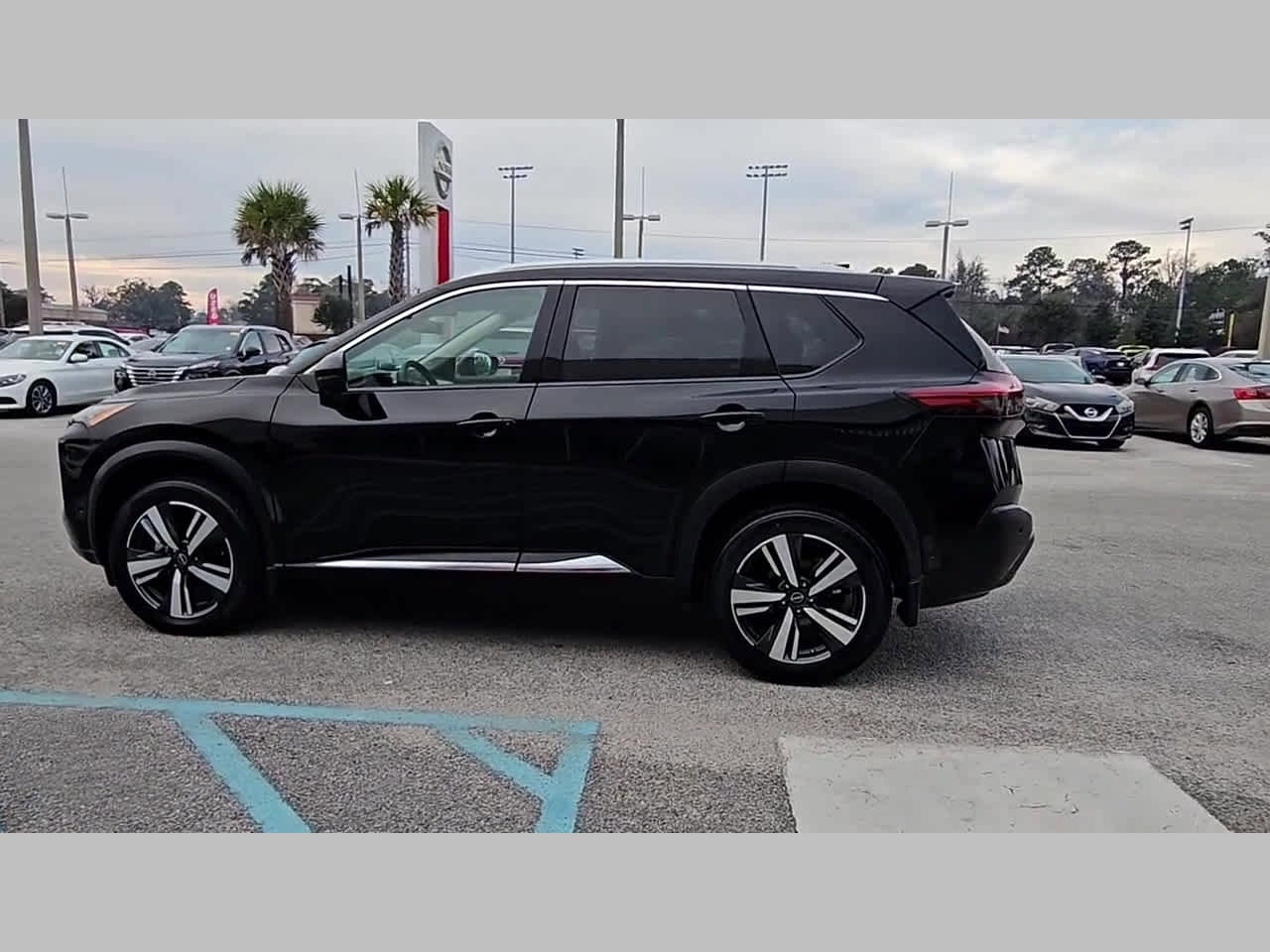 Used 2023 Nissan Rogue SL w/ SL Premium Package image 25