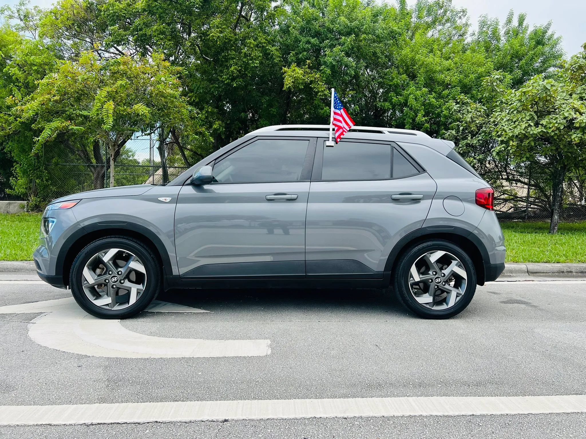 Used 2022 Hyundai Venue SEL FWD image 2