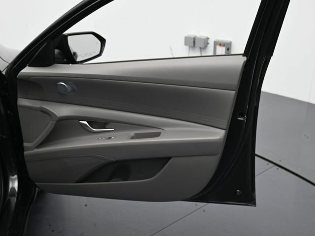Used 2022 Hyundai Elantra SEL image 28