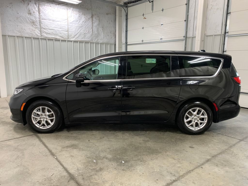 Used 2024 Chrysler Pacifica Touring-L image 3