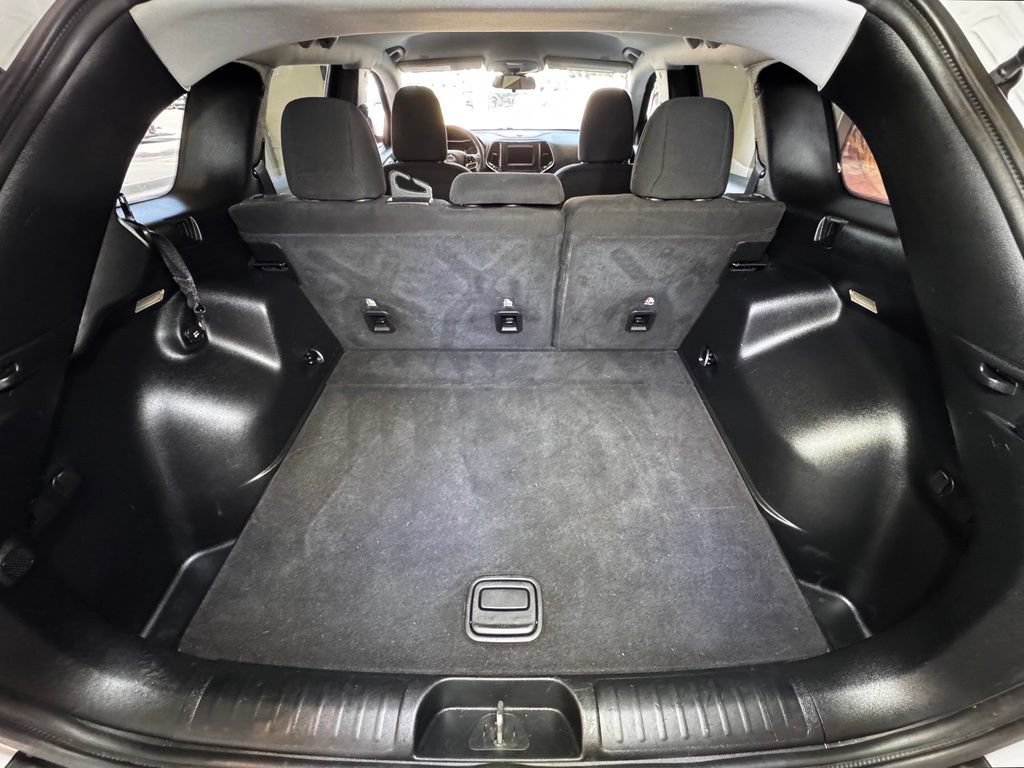 Used 2019 Jeep Cherokee Latitude w/ Popular Appearance Group AWD/4WD image 54
