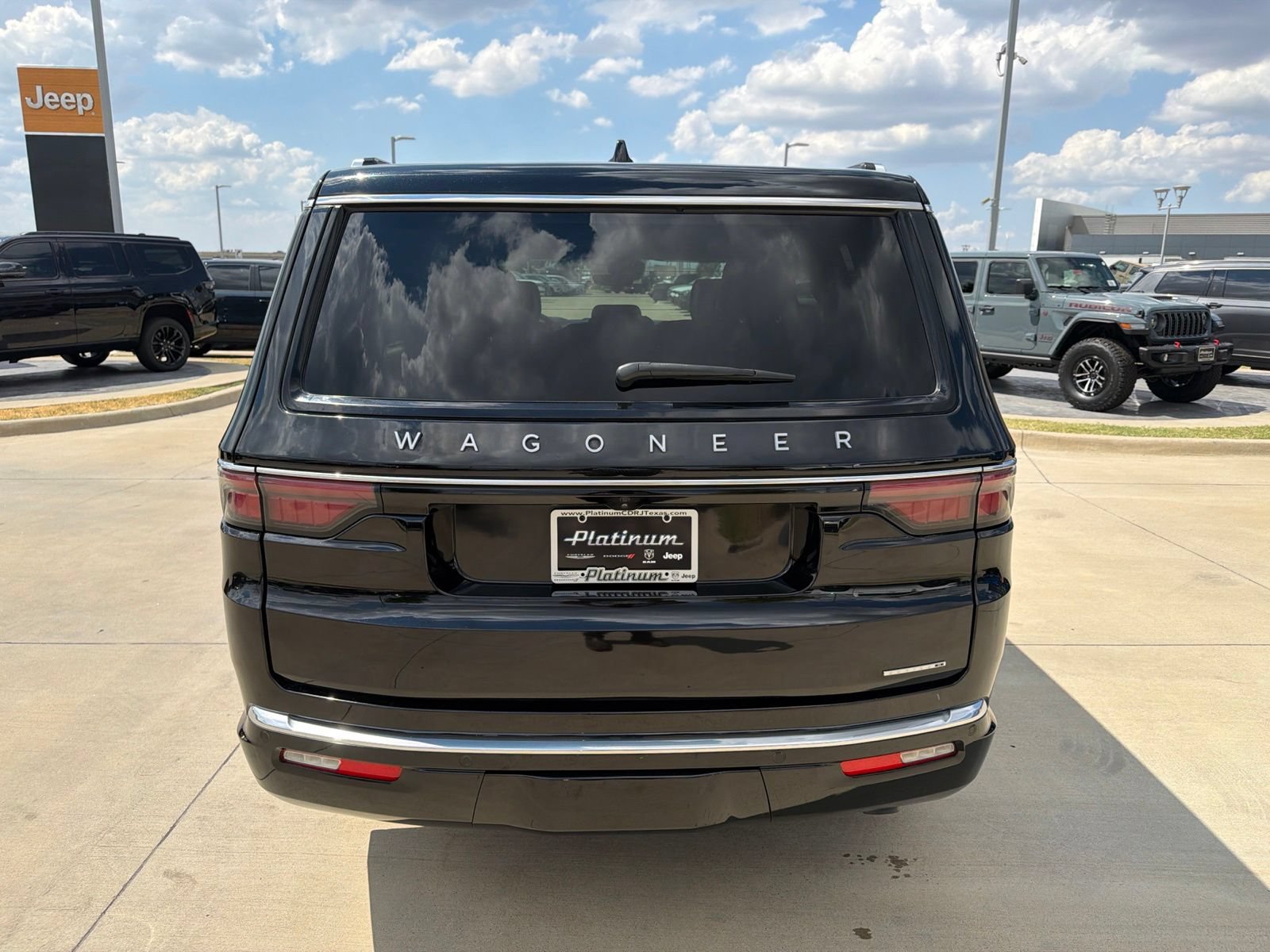 Used 2024 Jeep Wagoneer Series II w/ Flexible Seating Group RWD image 4