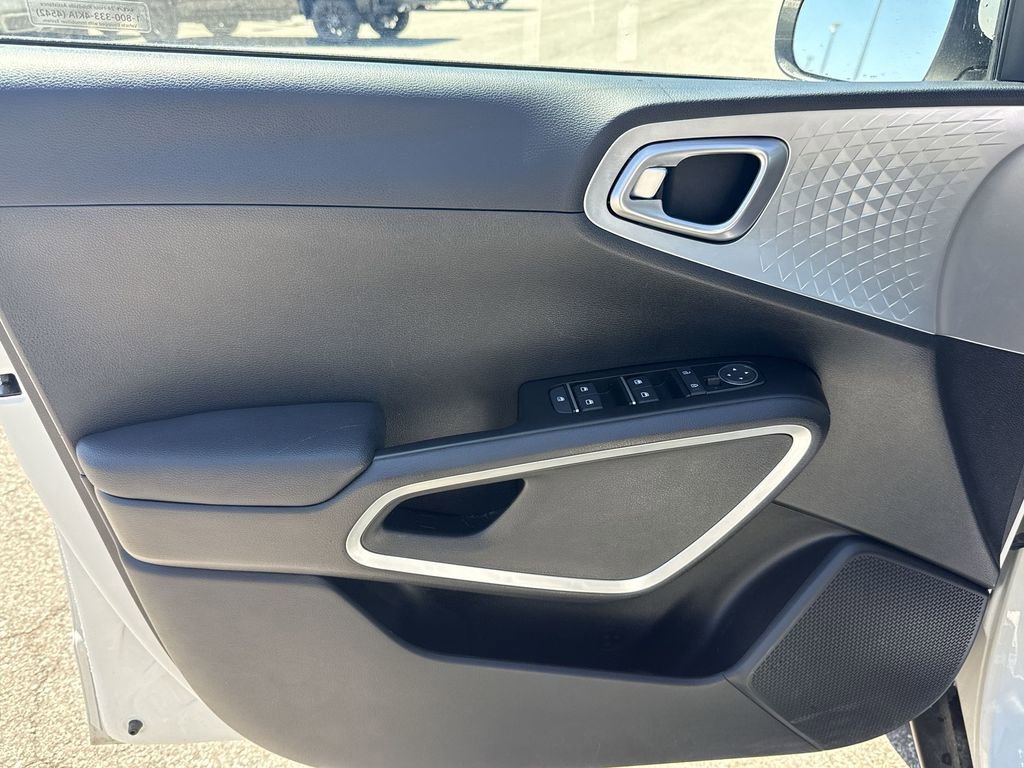 Used 2024 Kia Soul LX FWD image 15