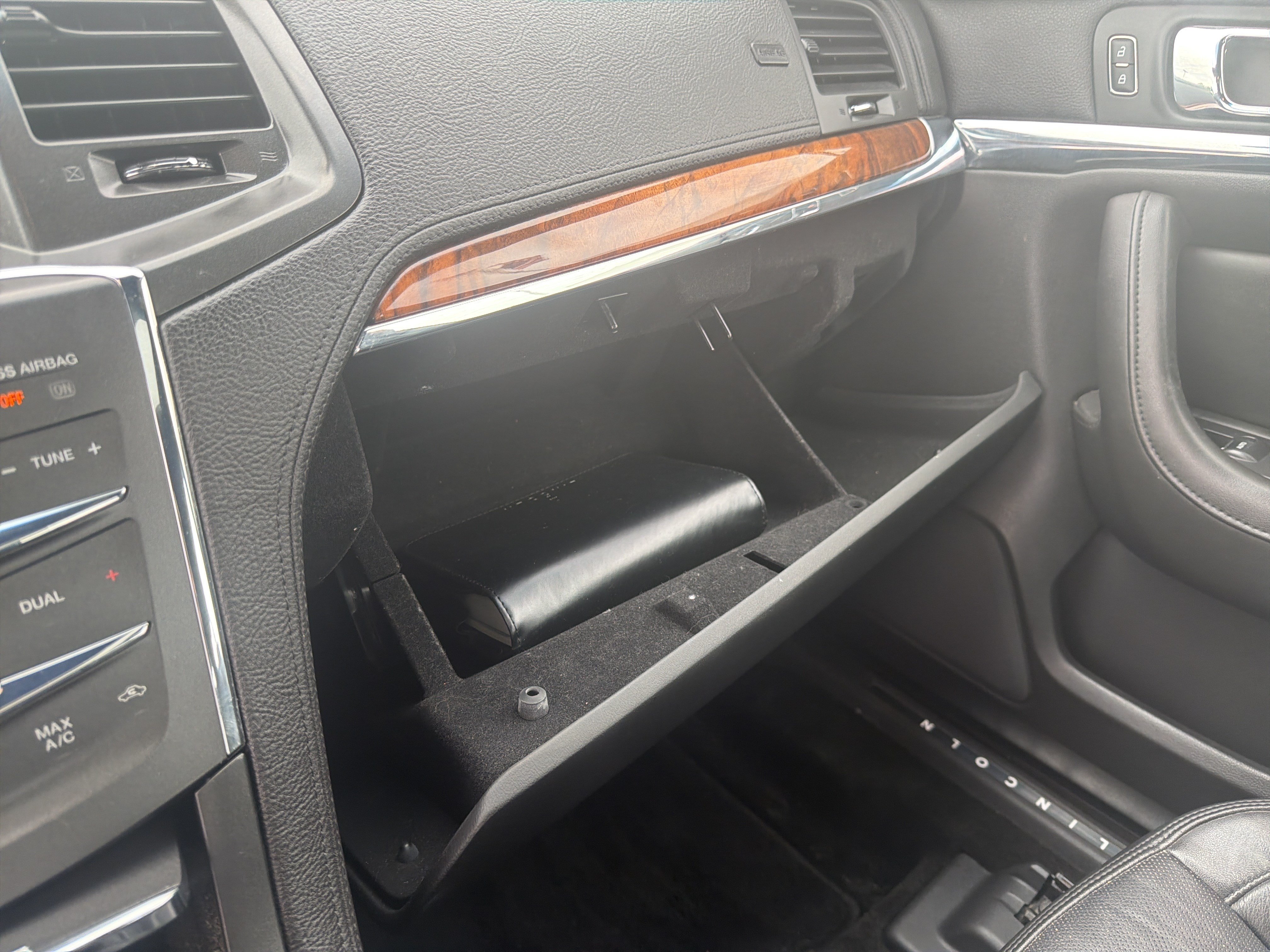 Used 2013 Lincoln MKS AWD image 38