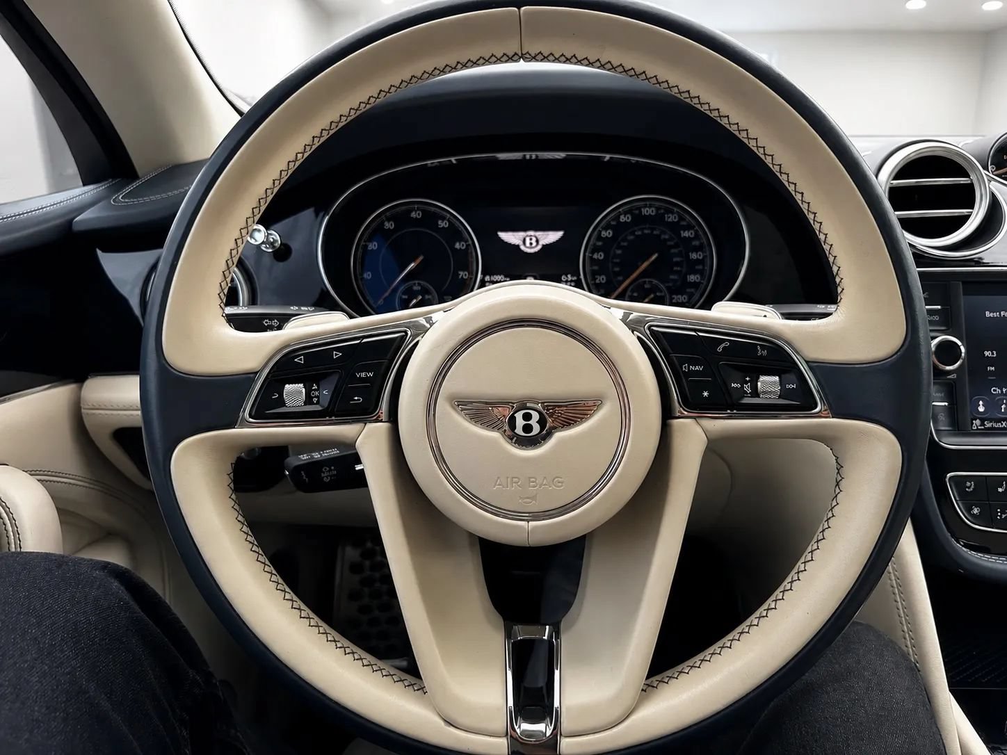Used 2017 Bentley Bentayga AWD/4WD image 35