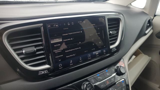 Certified 2024 Chrysler Pacifica Touring-L image 17